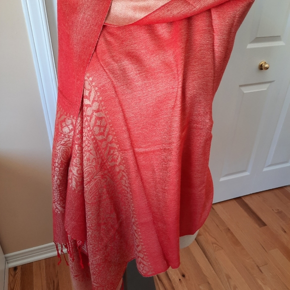 Soft, pretty scarf - Picture 5 of 7